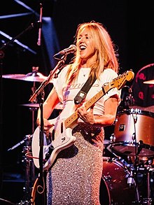 How tall is Liz Phair?